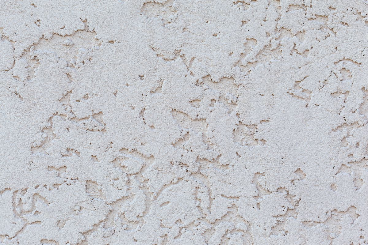 Muro con estuco blanco decorativo aplicado con llana